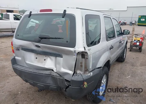 2005 Ford Escape Xls z USA, uszkodzony, nr VIN 1FMYU02Z15KB85699